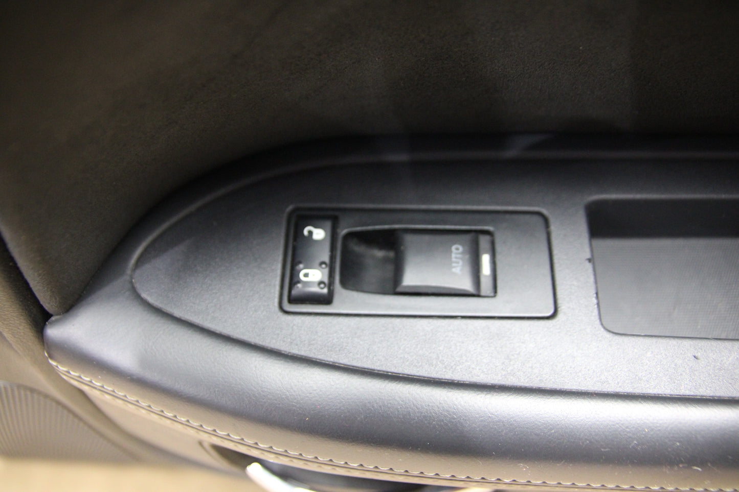 10-11 Dodge Challenger SRT8 Interior Front Passenger RH Door Panel 1FU101DVAL