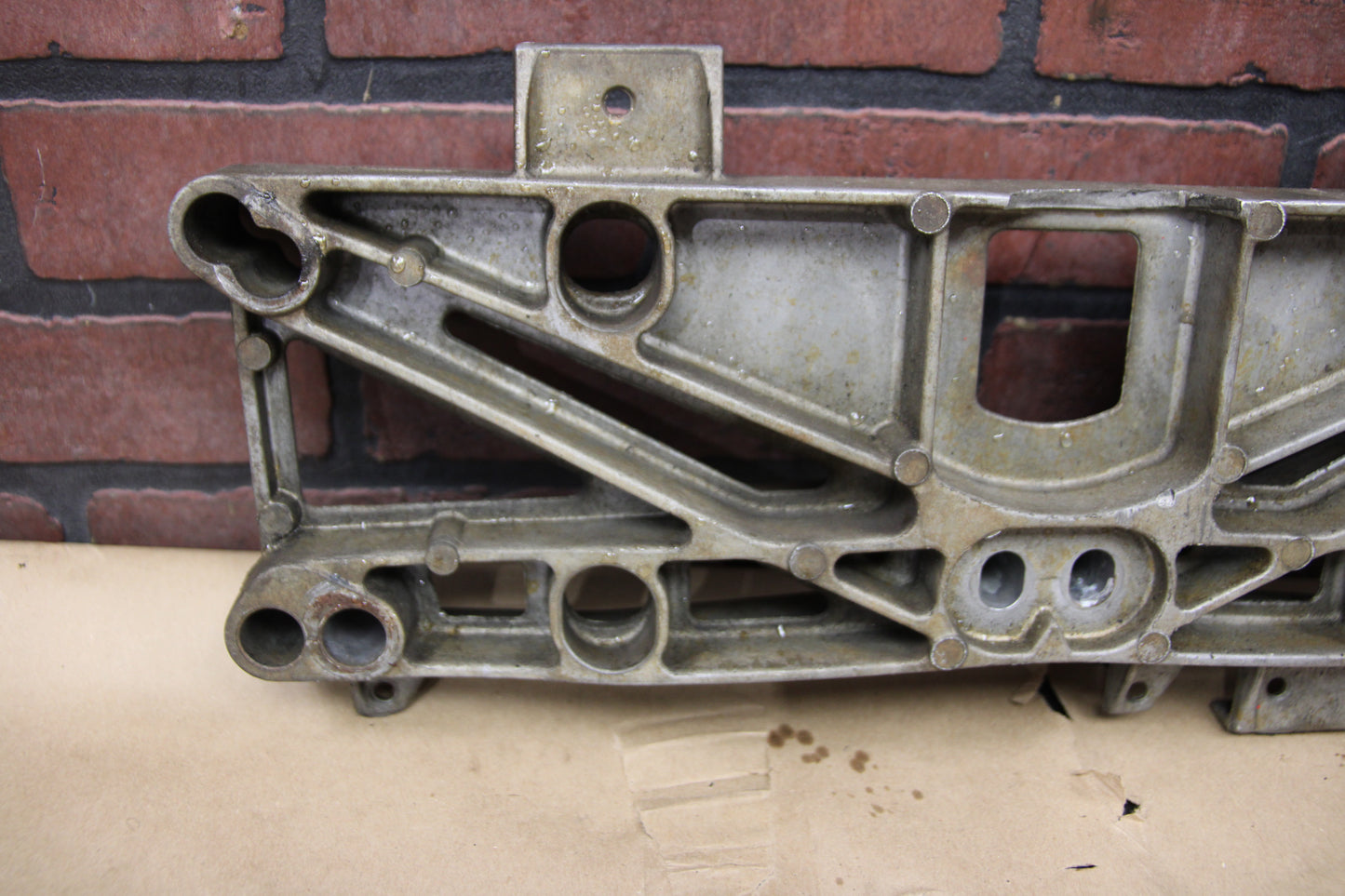 2005-2020 CHARGER CHALLENGER 300 SRT8 RWD AT OEM TRANSMISSION MOUNT BRACKET OEM