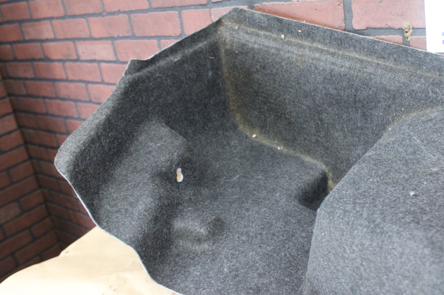 05-10 CHRYSLER 300 REAR PASSENGER RH QUARTER TRUNK CARPET COVER PANEL