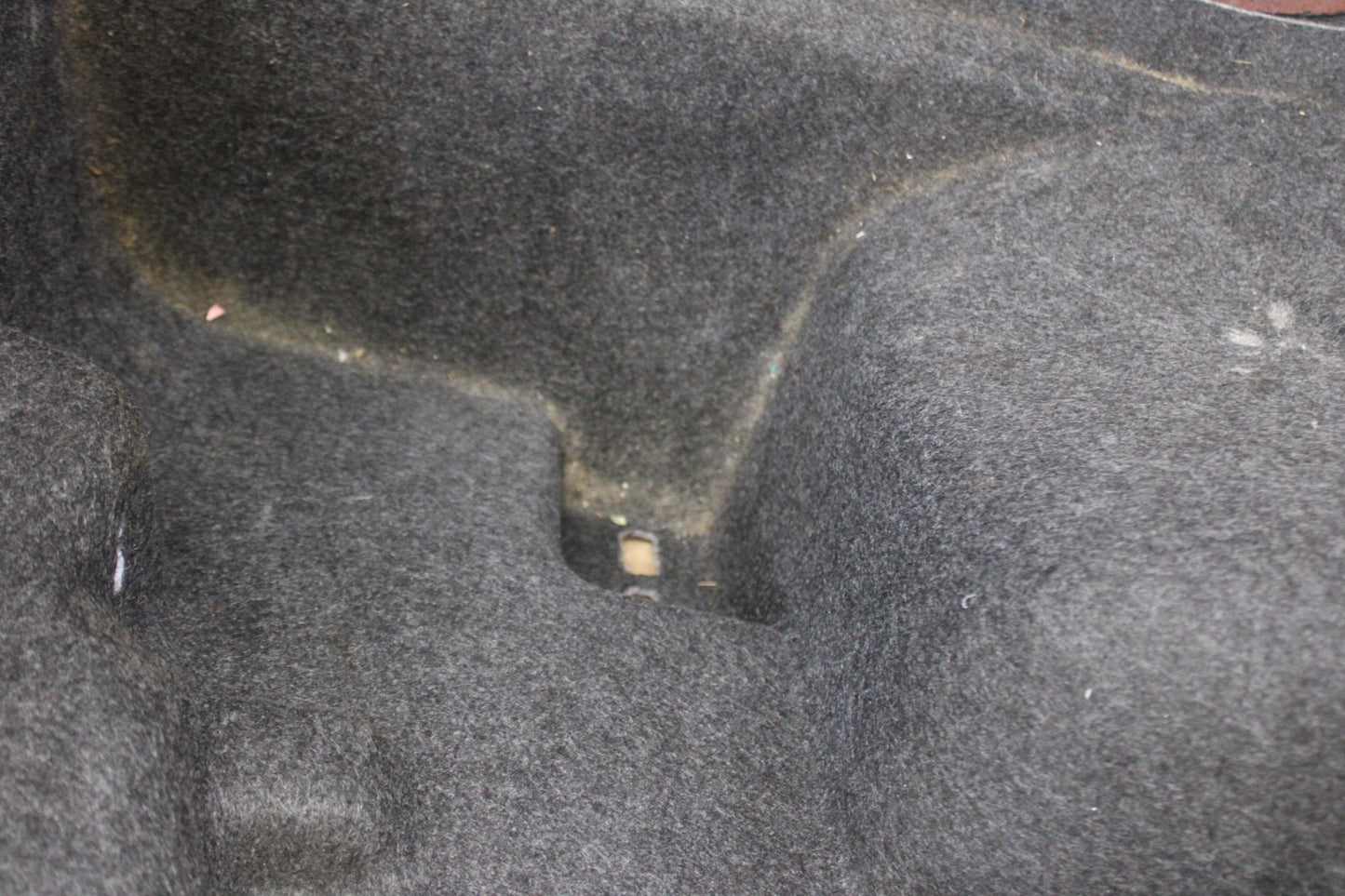 05-10 CHRYSLER 300 REAR PASSENGER RH QUARTER TRUNK CARPET COVER PANEL