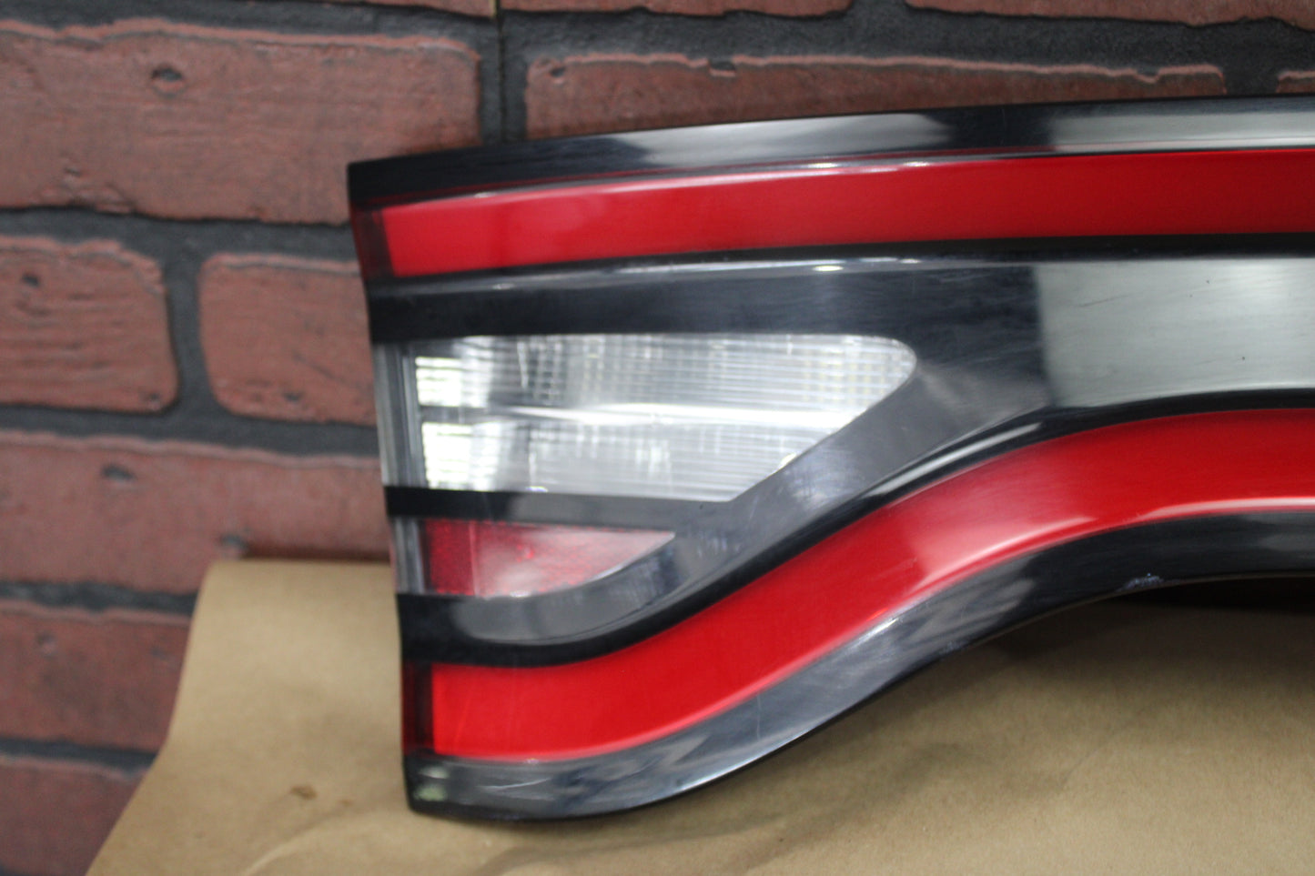 2015-2023 DODGE CHARGER SCAT CENTER TAIL LIGHT OEM TRUNK LED 68398666AB DAMAGED