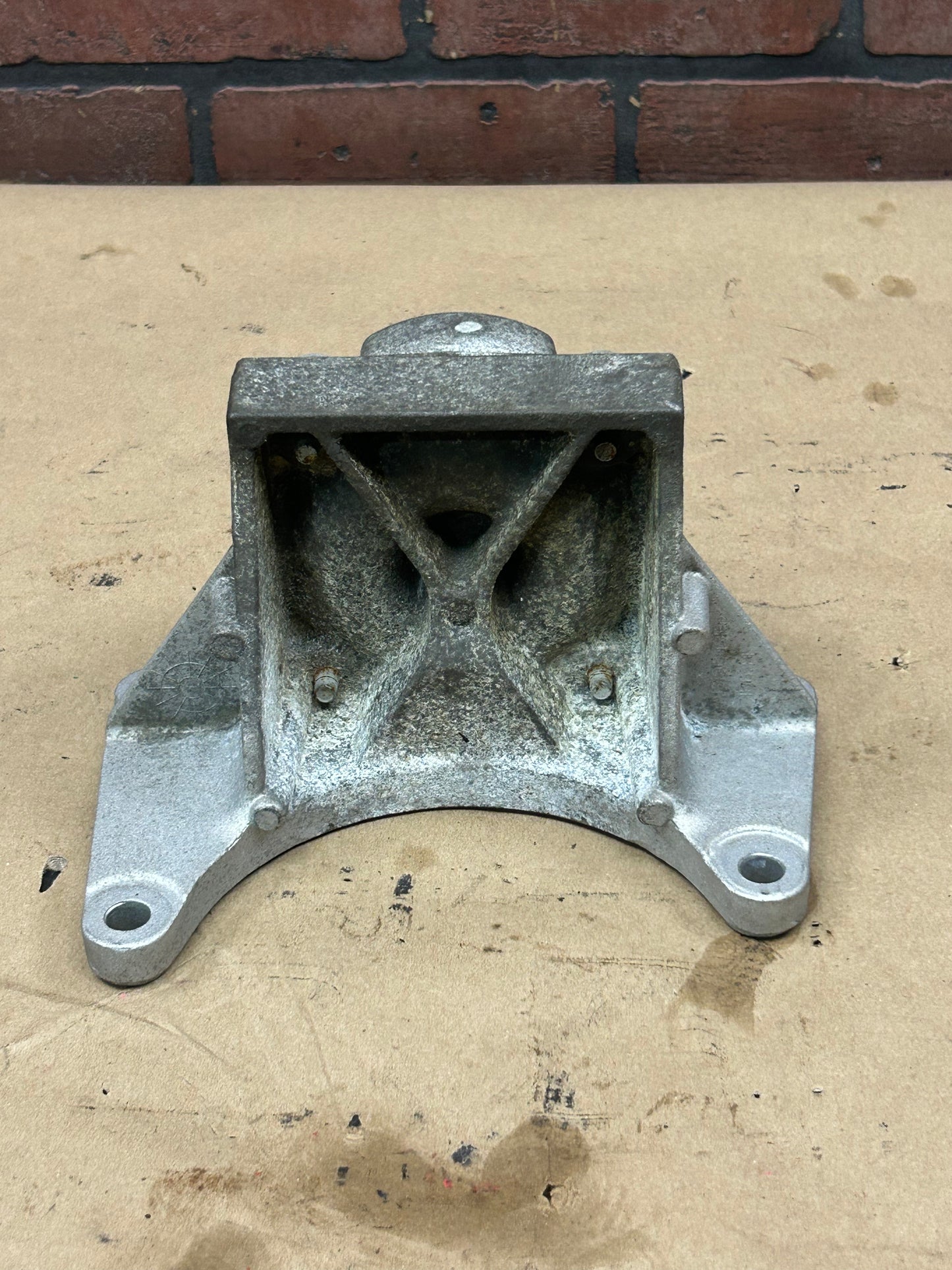 2015-2023 CHARGER CHALLENGER 300 TRANSMISSION MOUNT BRACKET OEM 68146569AB