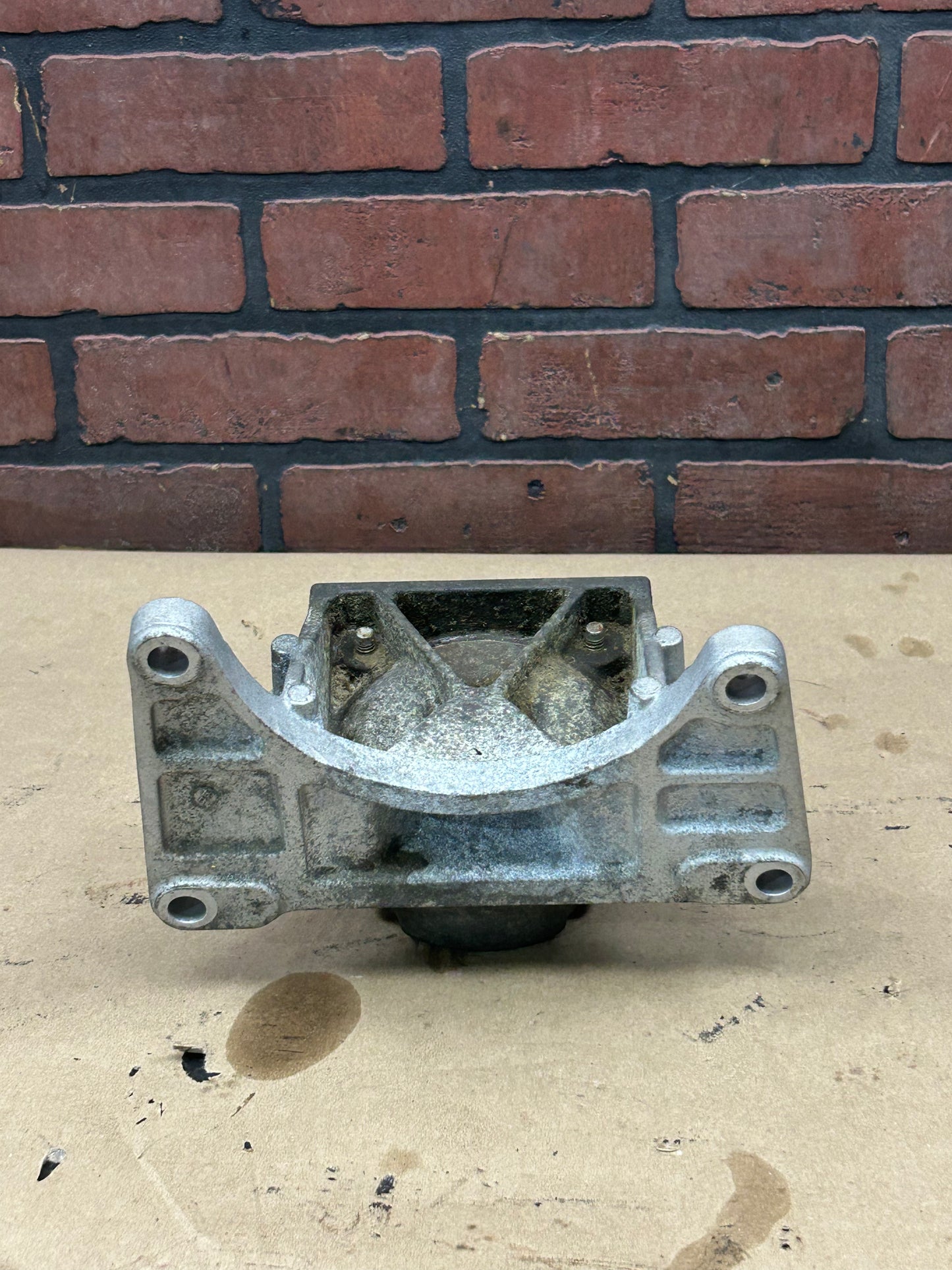 2015-2023 CHARGER CHALLENGER 300 TRANSMISSION MOUNT BRACKET OEM 68146569AB