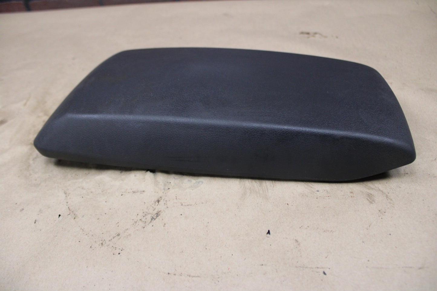 2005-2007 Dodge Magnum Center Console Light Black Vinyl Armrest Top Lid OEM