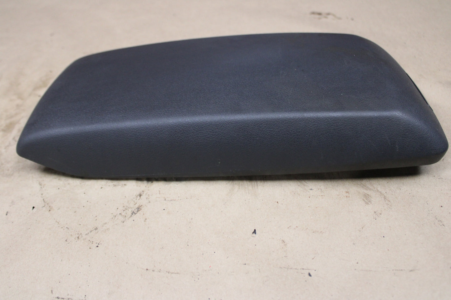 2005-2007 Dodge Magnum Center Console Light Black Vinyl Armrest Top Lid OEM
