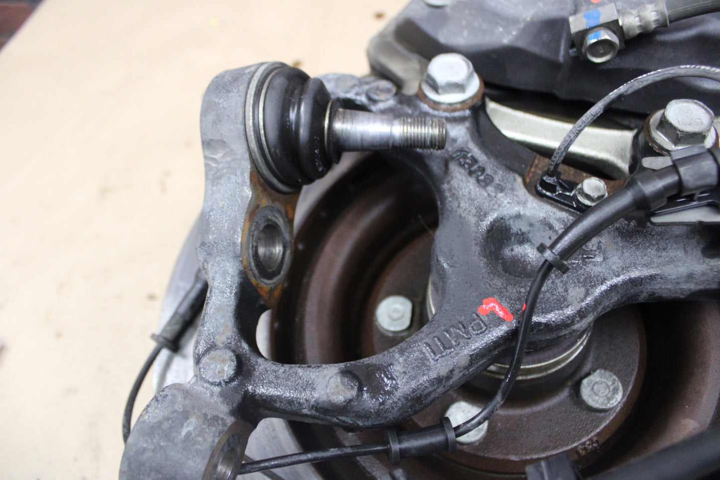 2008-14 DODGE CHALLENGER SRT8 FRONT DRIVER LH HUB SPINDLE KNUCKLE