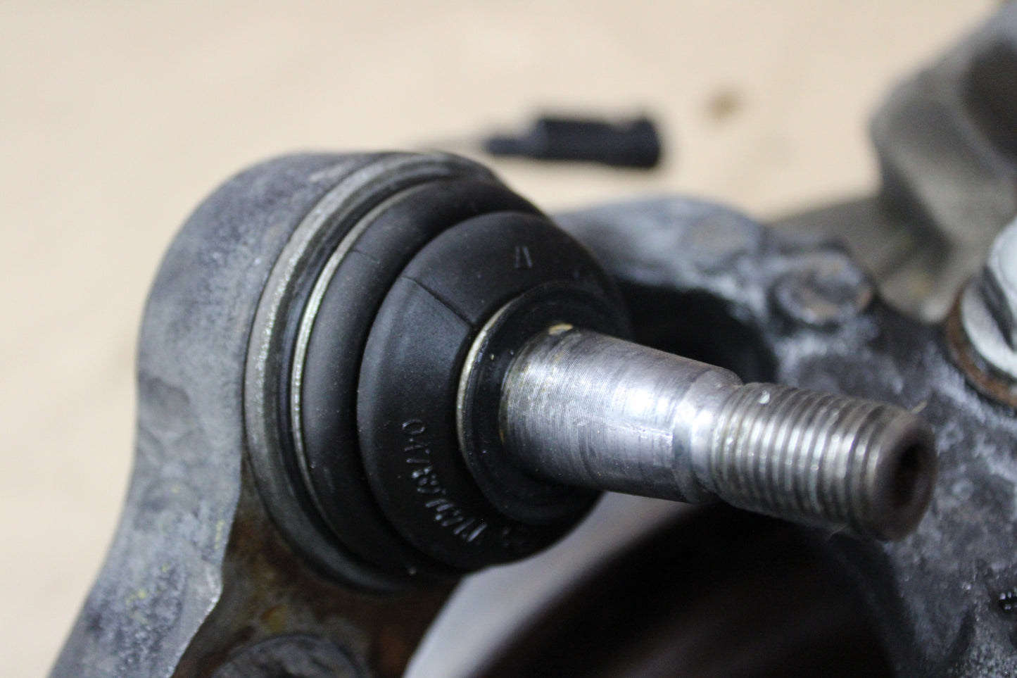 2008-14 DODGE CHALLENGER SRT8 FRONT DRIVER LH HUB SPINDLE KNUCKLE