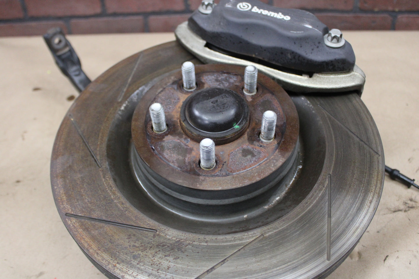 2008-14 DODGE CHALLENGER SRT8 FRONT DRIVER LH HUB SPINDLE KNUCKLE