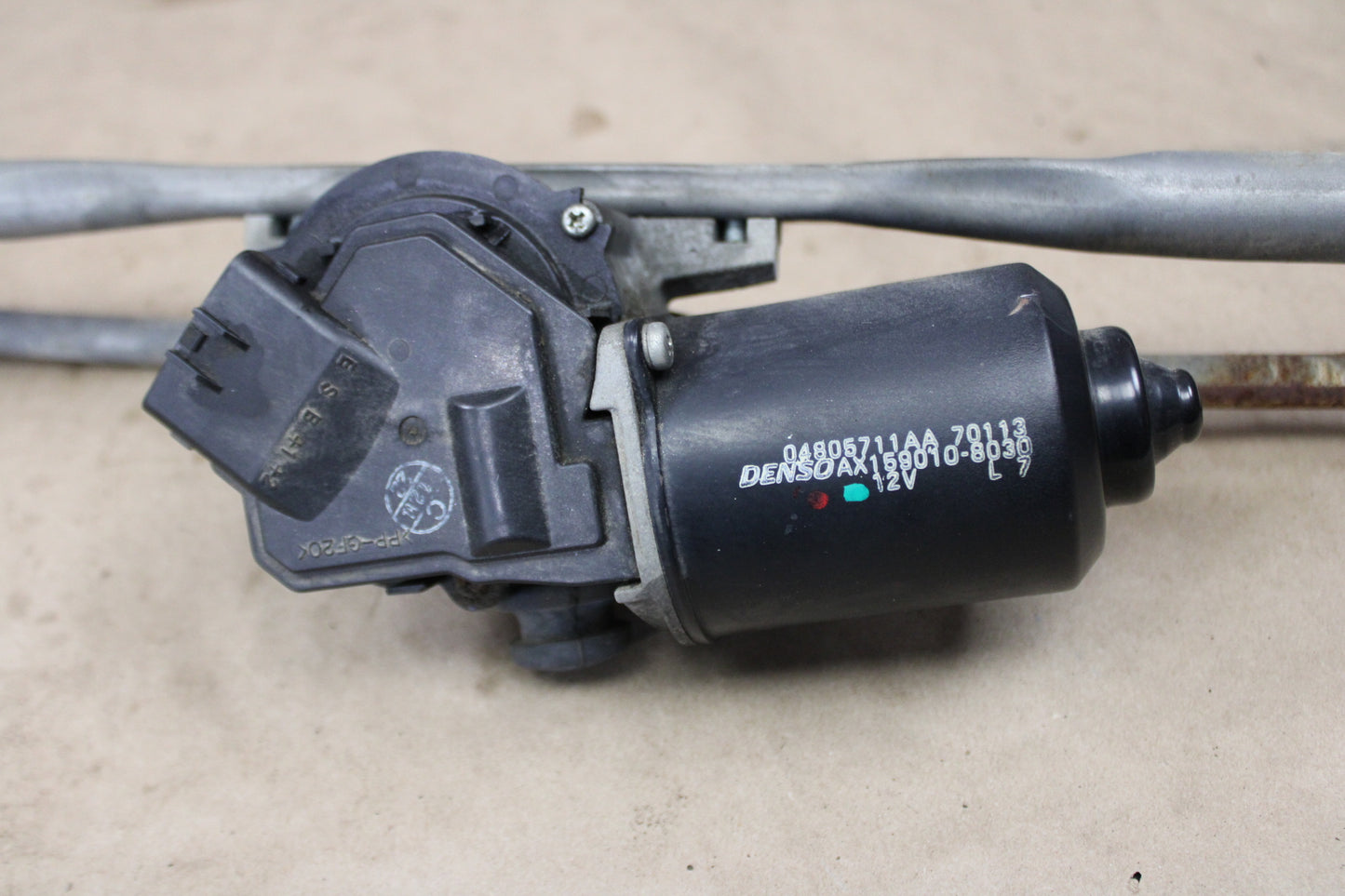05-10 Dodge Charger Magnum 300 Windshield Wiper Pivot linkage Arm Motor Assembly