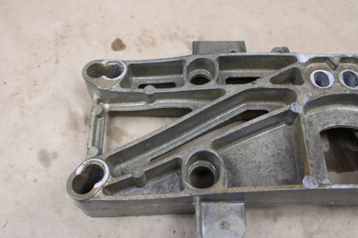 05-14 Dodge Challenger Charger Magnum 300 Transmission Crossmember 42RLE W5A580