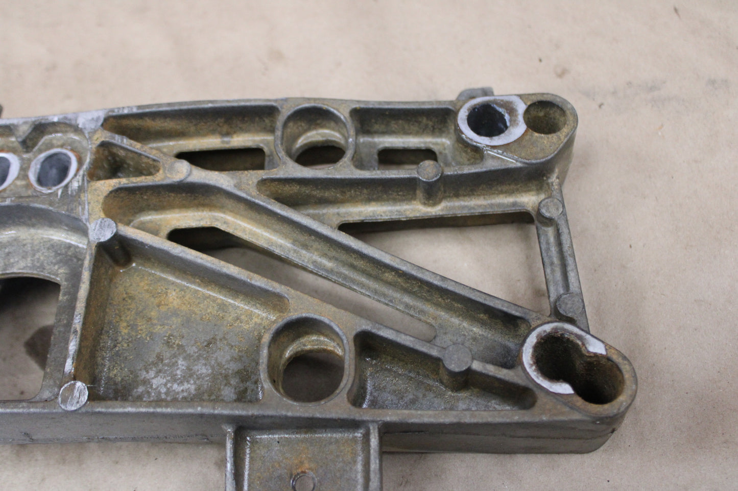 05-14 Dodge Challenger Charger Magnum 300 Transmission Crossmember 42RLE W5A580