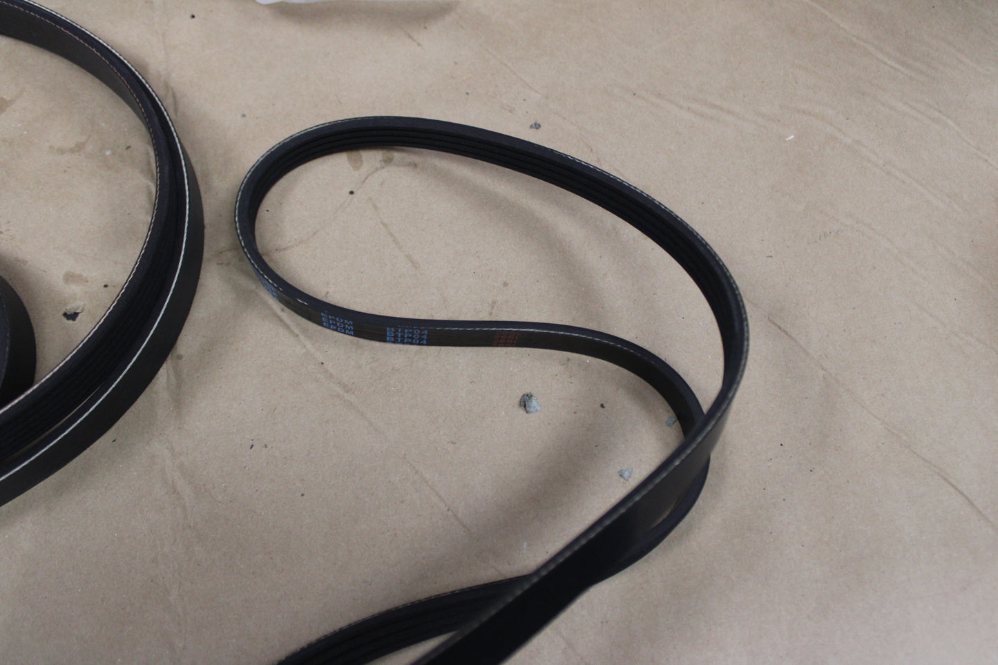 2009-2014 Gates 90K-39083A Accessory Belt Drive Set Tensioner Idler 2 Belts Kit