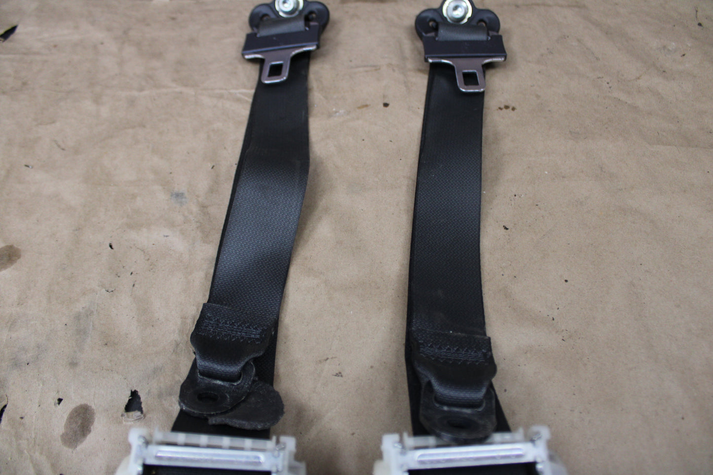 05-10 Charger Challenger 300 SRT8 OEM Rear Seat Belt Retractor Set 0UX54XDVAE