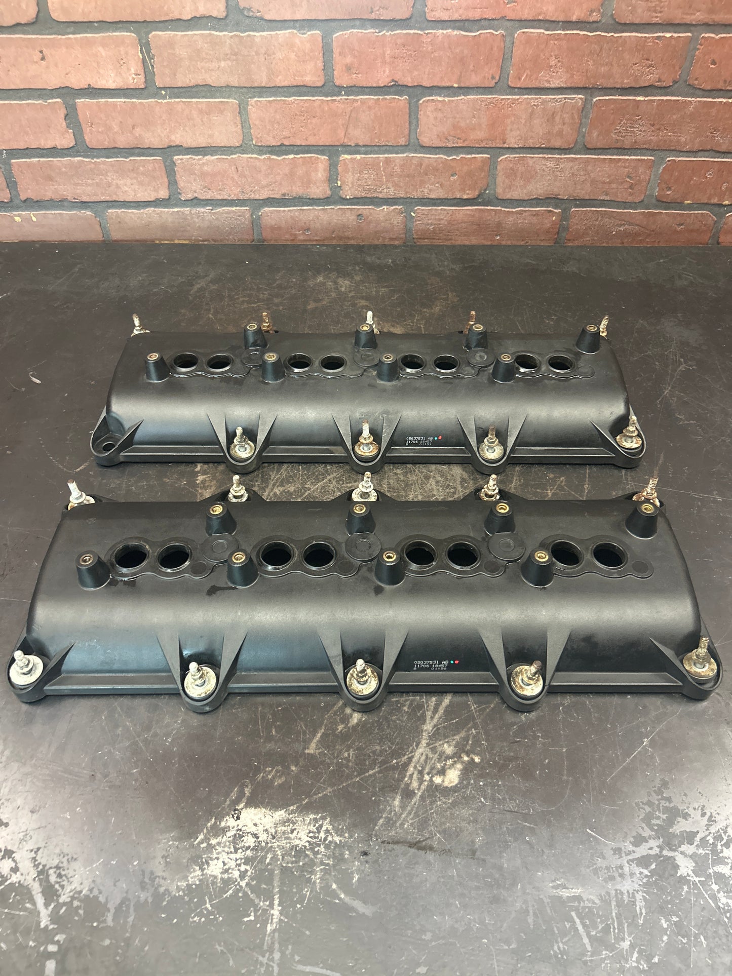2006-2010 Jeep Cherokee SRT8 6.1l Hemi Genuine OEM Valve Covers Pair LH + RH Set