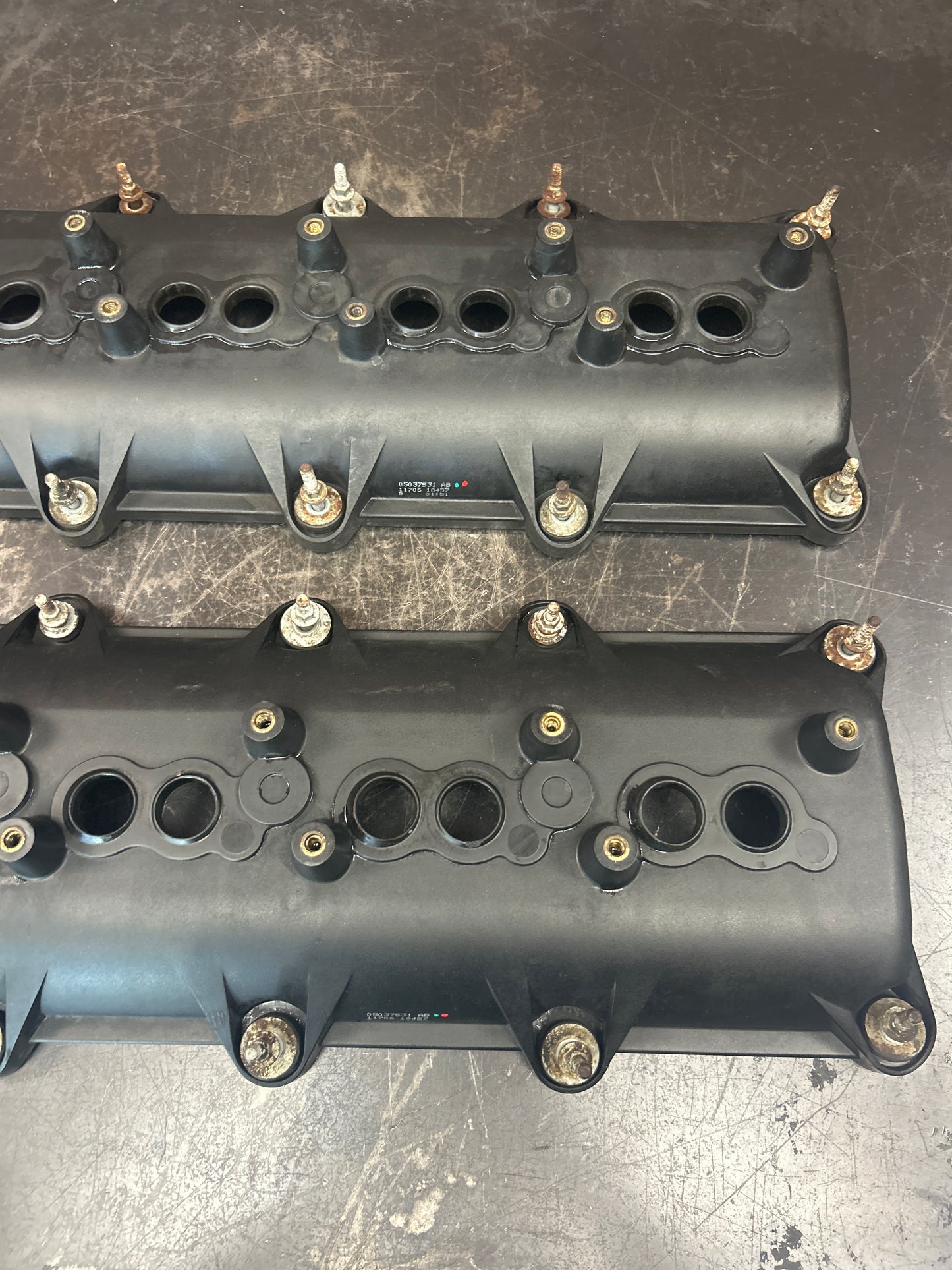 2006-2010 Jeep Cherokee SRT8 6.1l Hemi Genuine OEM Valve Covers Pair LH + RH Set