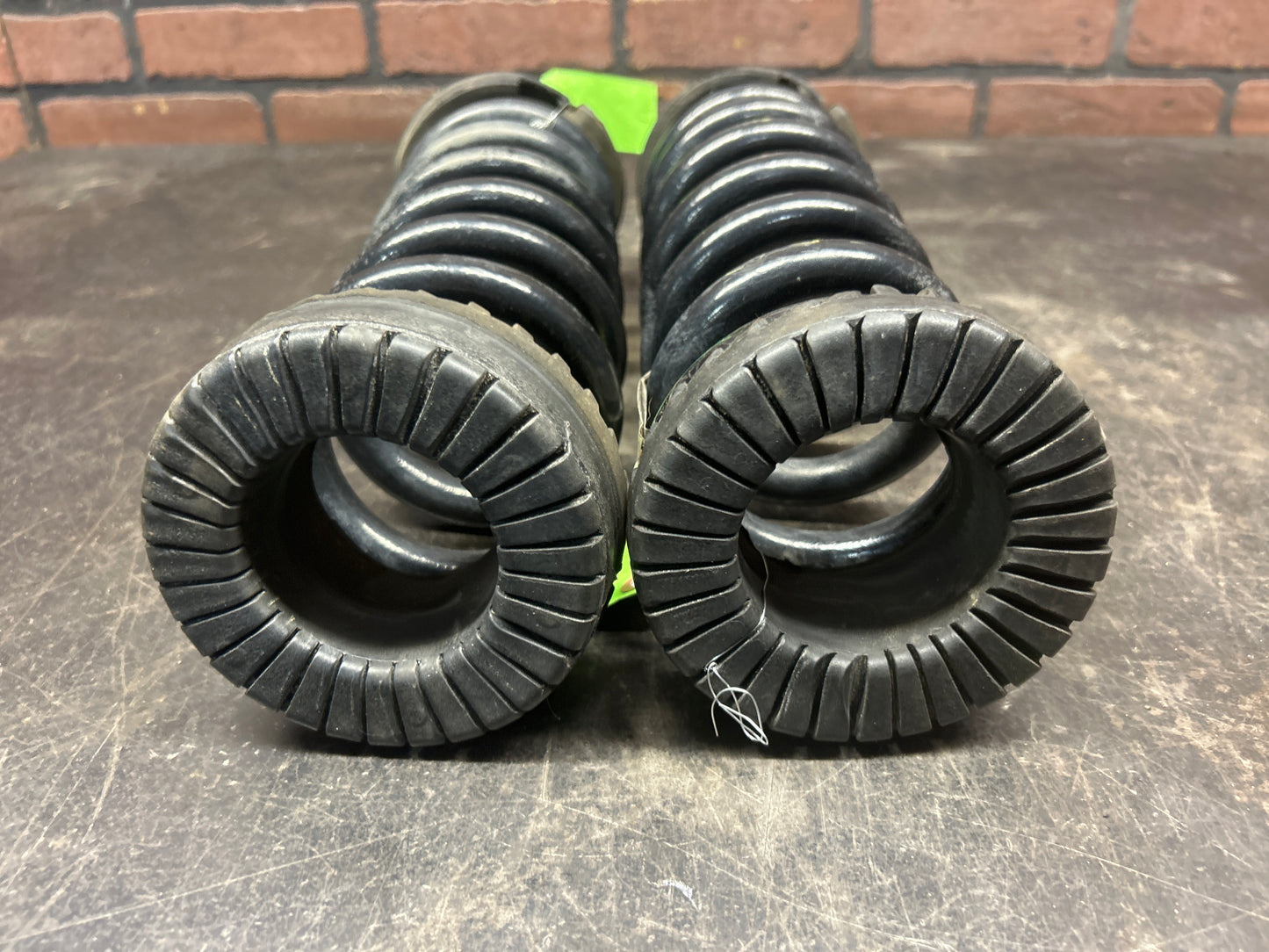 15-23 Dodge Charger Challenger SXT SCAT PACK OEM Rear Coil Springs 68083469AC