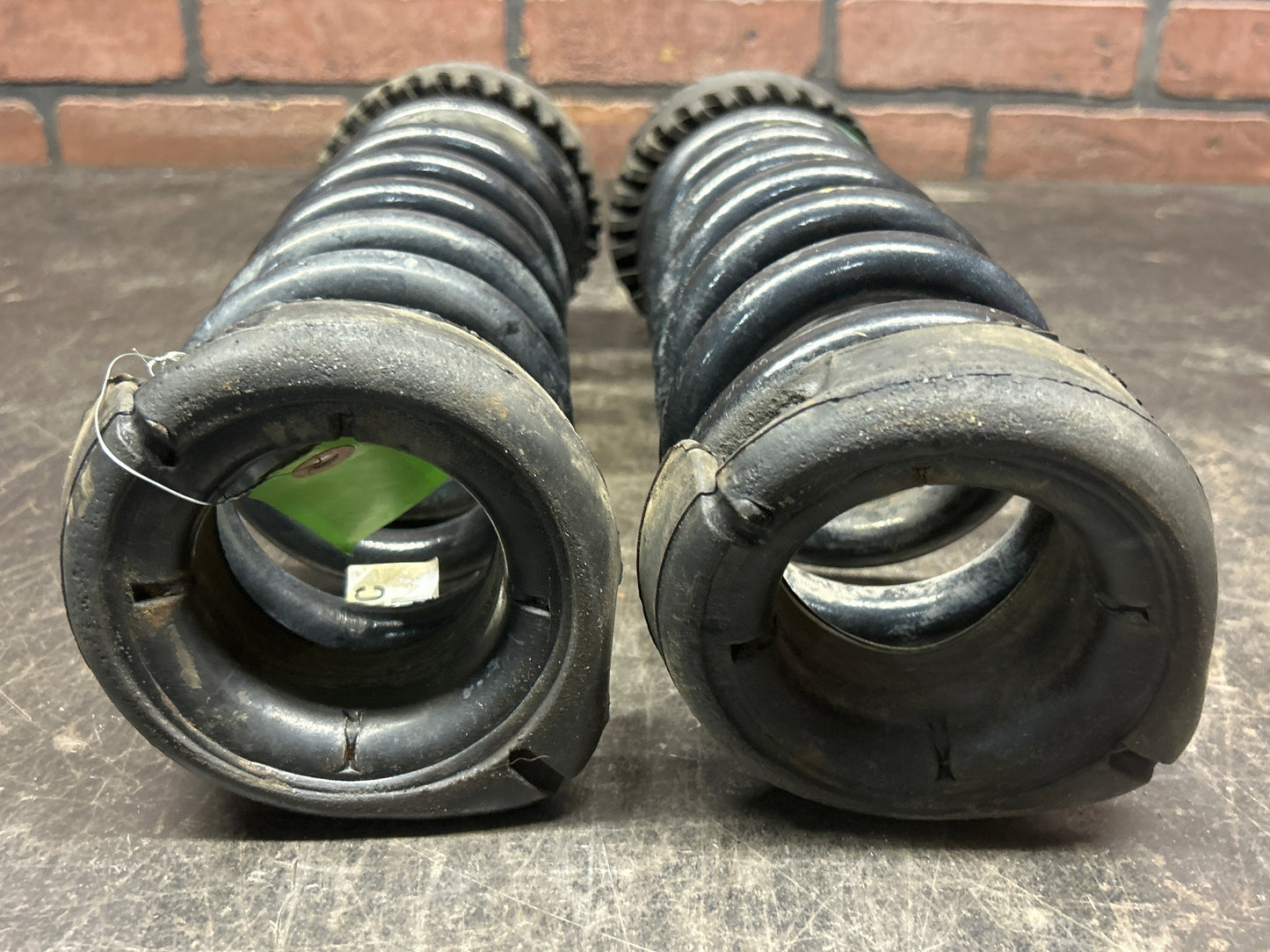 15-23 Dodge Charger Challenger SXT SCAT PACK OEM Rear Coil Springs 68083469AC