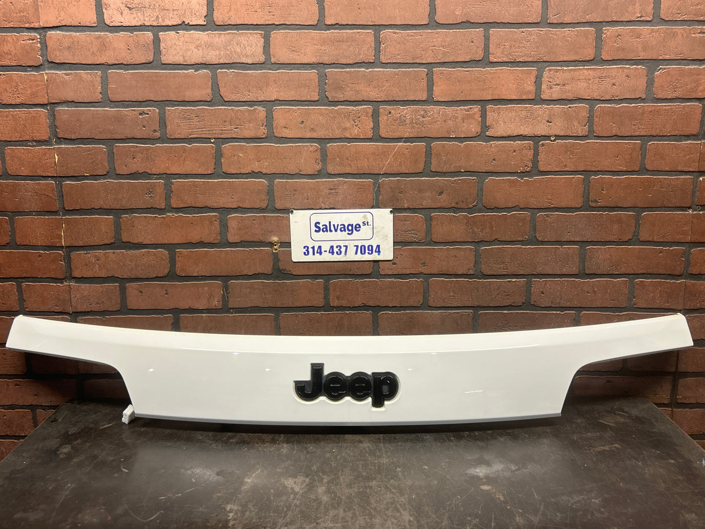 15-21 JEEP GRAND CHEROKEE TAILGATE TRIM WITH CAMERA OEM SRT 1WD55TRMAD