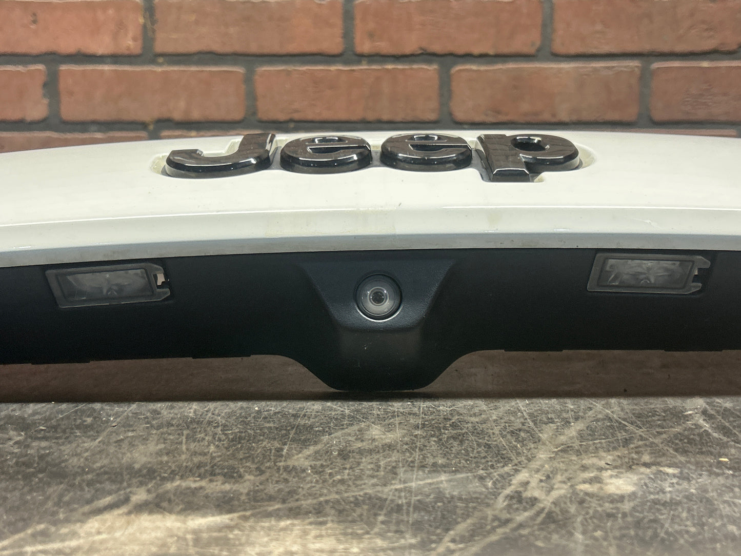 15-21 JEEP GRAND CHEROKEE TAILGATE TRIM WITH CAMERA OEM SRT 1WD55TRMAD