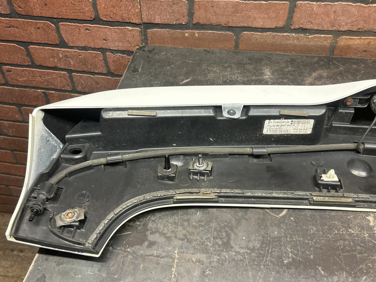 15-23 Jeep Grand Cherokee OEM Rear Tailgate Trunk Spoiler 68217495 / 1VN50GW7AD