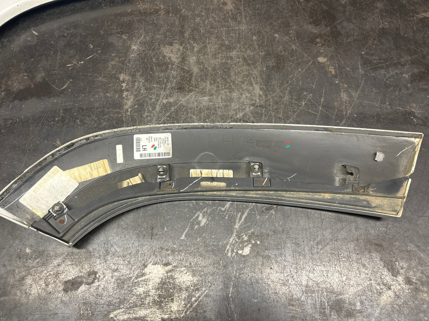 2014-2021 GRAND CHEROKEE SRT/TRACKHAWK WK2 REAR LEFT HAND FENDER FLARE TRIM OEM