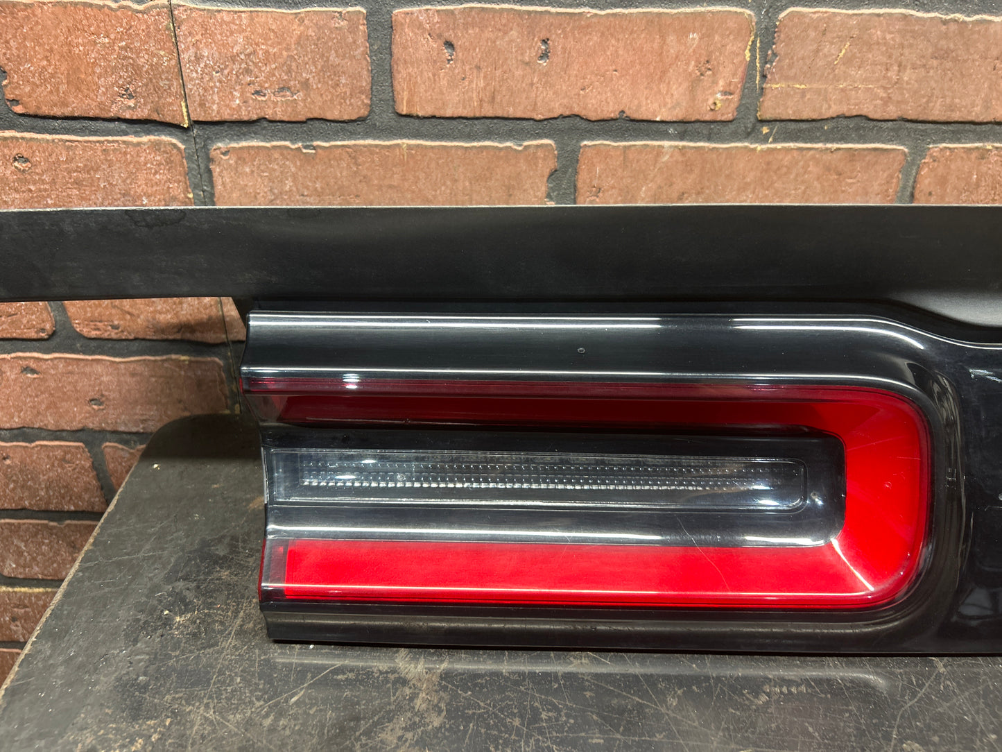 2015-2023 DODGE CHALLENGER TRUNK CENTER TAIL LIGHT LAMP ASSEMBLY SATIN BLACK OEM