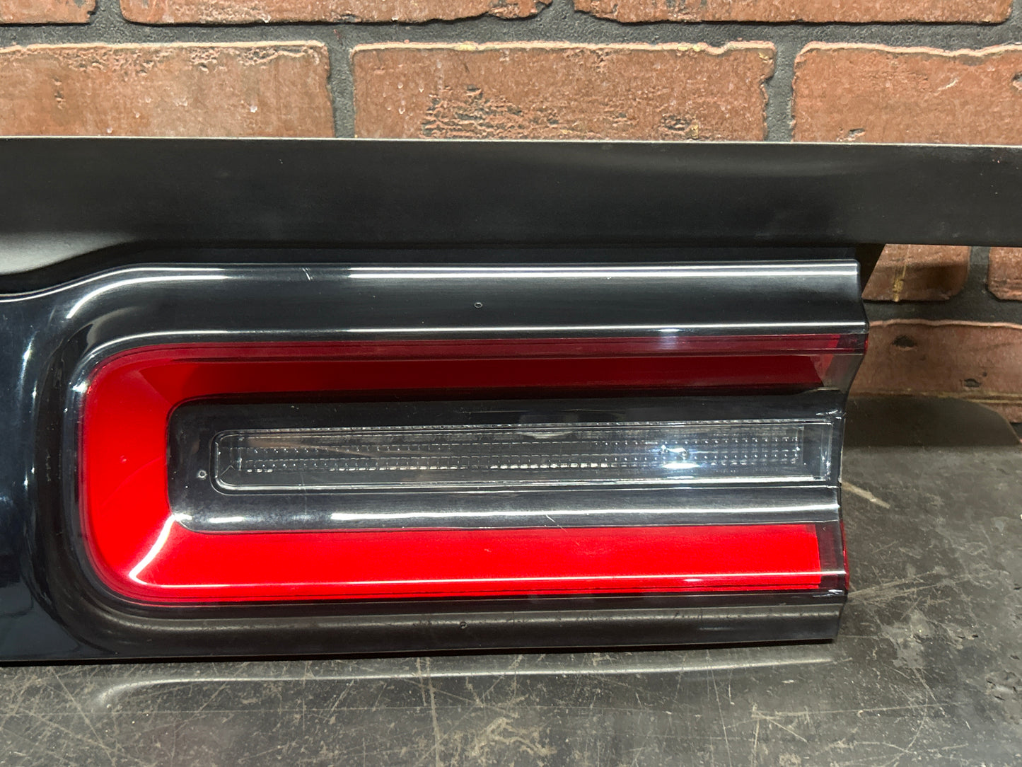 2015-2023 DODGE CHALLENGER TRUNK CENTER TAIL LIGHT LAMP ASSEMBLY SATIN BLACK OEM