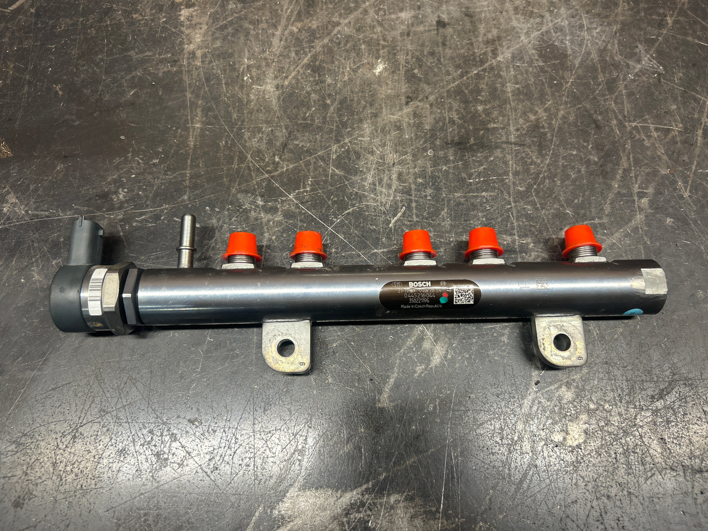 2014-2018 RAM 1500 3.0L EcoDiesel FUEL RAIL RH and LH Side Pair BOSCH 35032008F