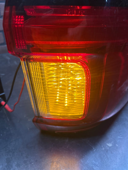 2018-2021 LINCOLN NAVIGATOR REAR RIGHT QUARTER TAIL LIGHT ASSEMBLY JL7B13405AJ