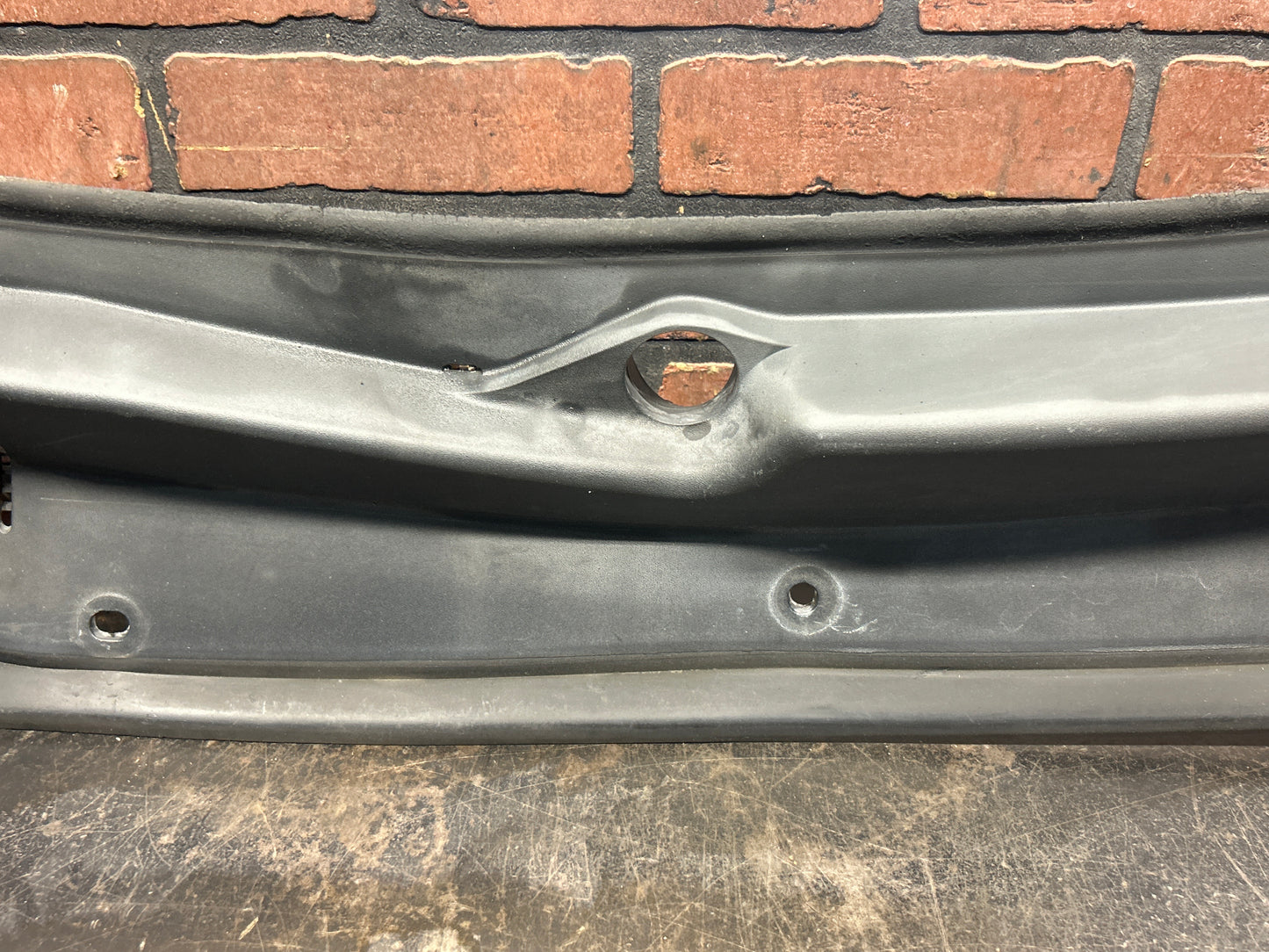 2005-2010 CHRYSLER 300C OEM WINDSHIELD WIPER COWL PANEL COVER PLASTIC TRIM