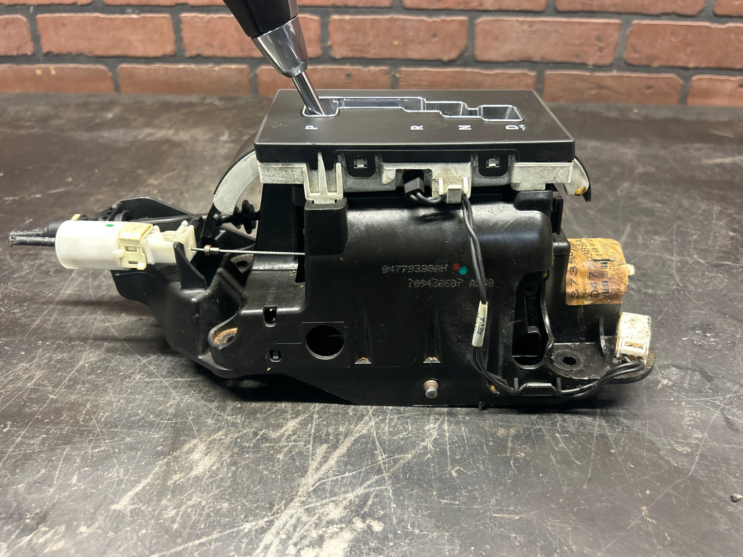 2005-2007 CHRYSLER 300C SRT8 AUTOMATIC TRANSMISSION GEAR SHIFTER SELECTOR OEM