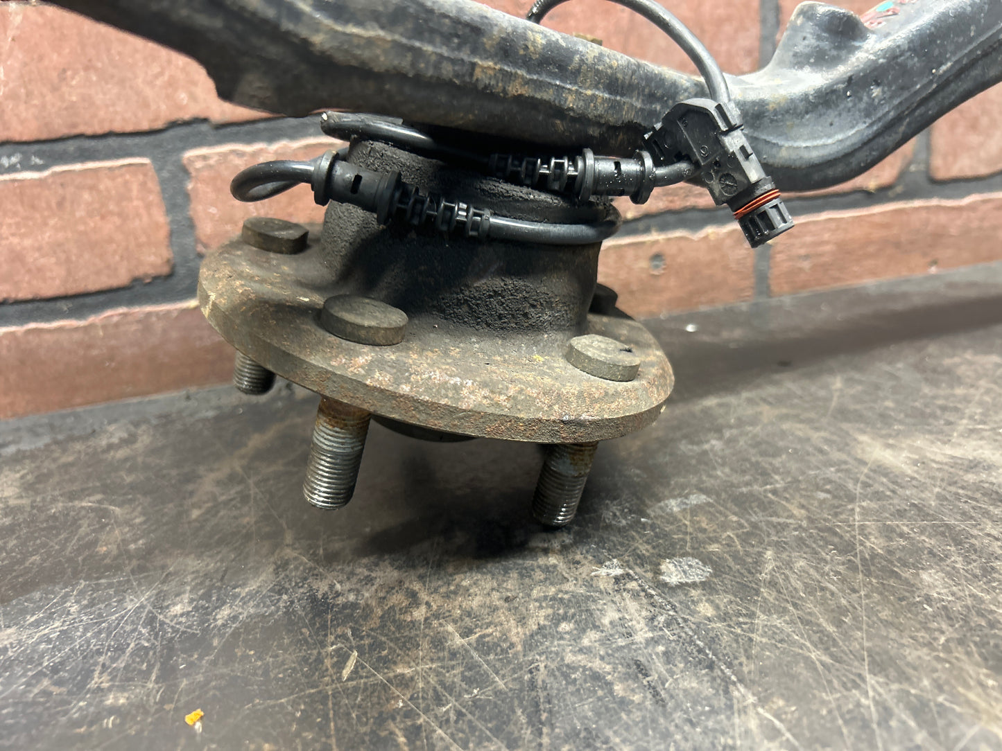 2005-2014 CHRYSLER 300C SRT OEM FRONT Driver L SUSPENSION SPINDLE KNUCKLE HUB