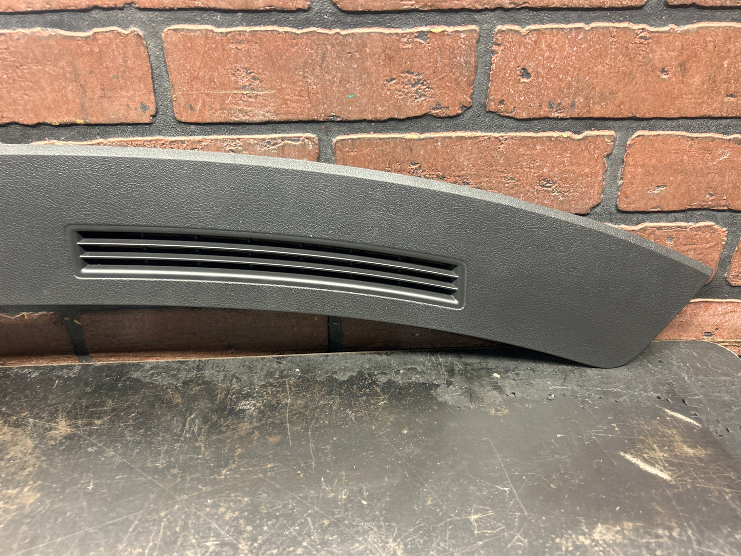 2005-2007 CHRYSLER 300 UPPER DASH DEFROSTER VENT TRIM PANEL 0XB33XDVAC