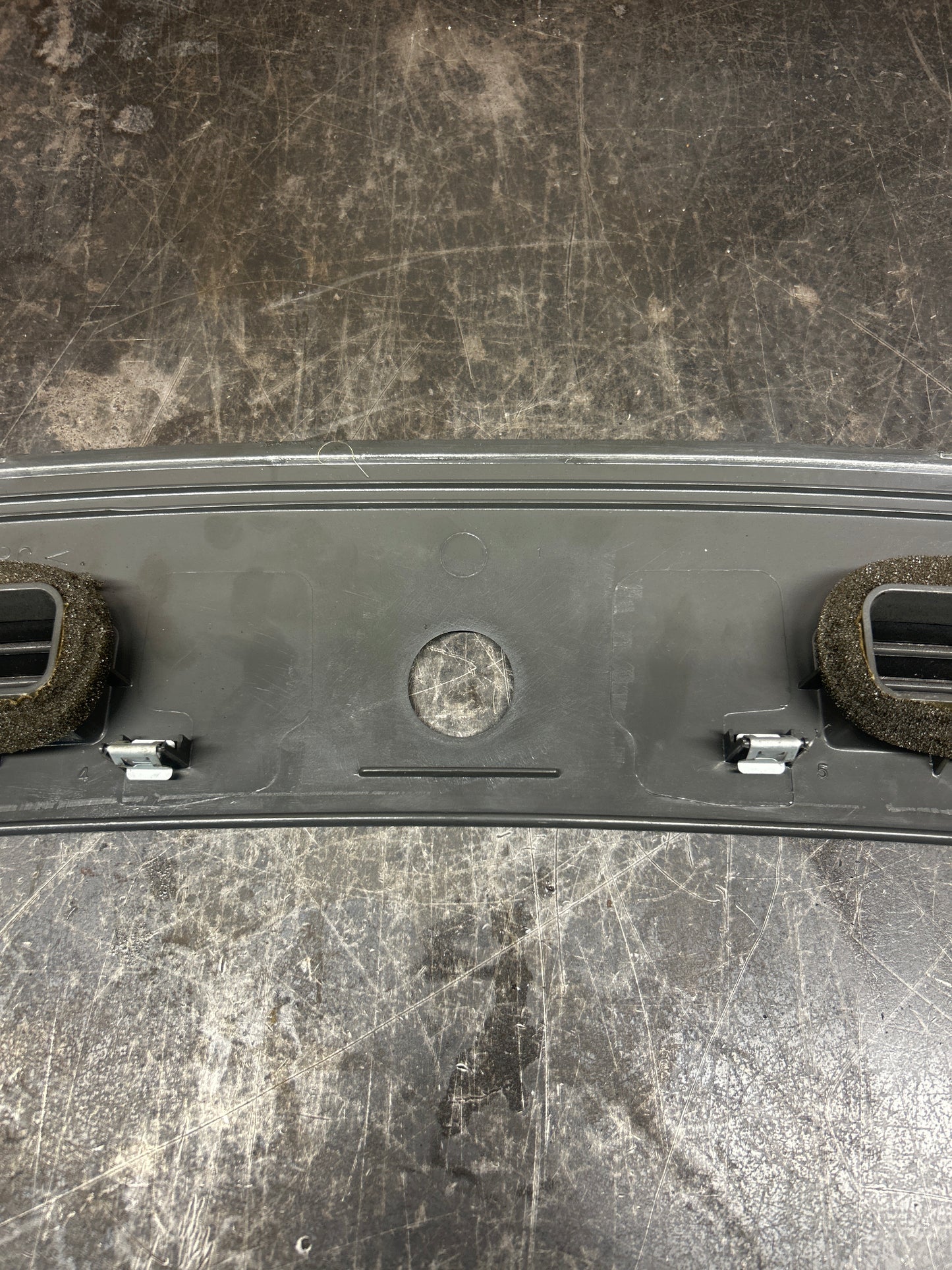 2005-2007 CHRYSLER 300 UPPER DASH DEFROSTER VENT TRIM PANEL 0XB33XDVAC