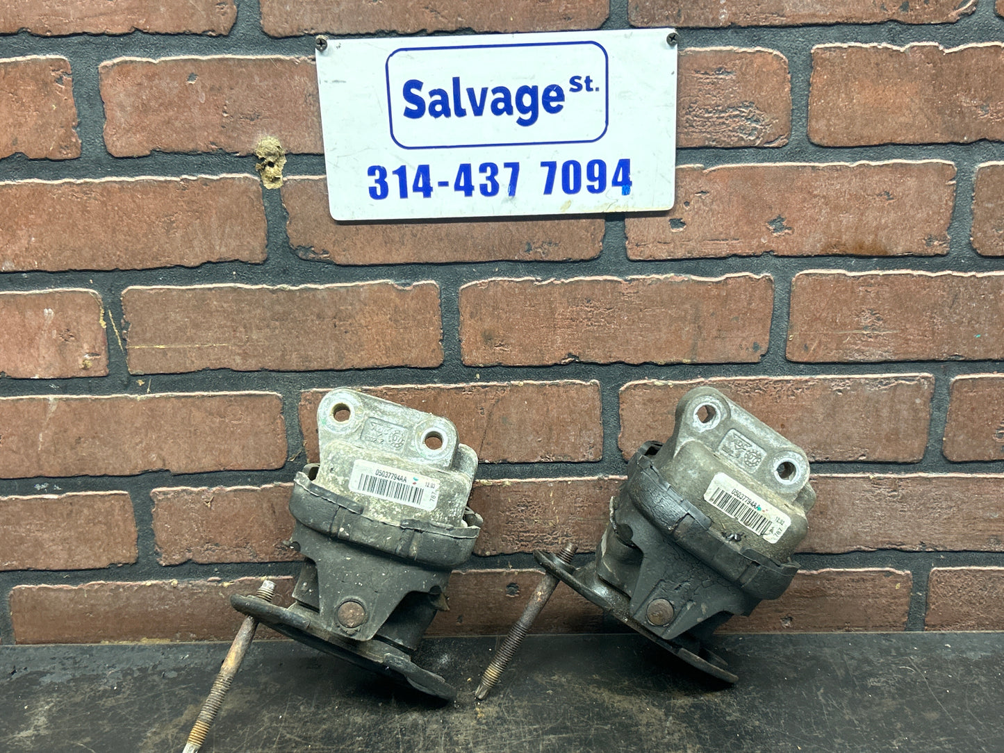 2005-2010 Chrysler 300C 6.1L 5.7L Driver and Passenger Engine Motor Mounts OEM