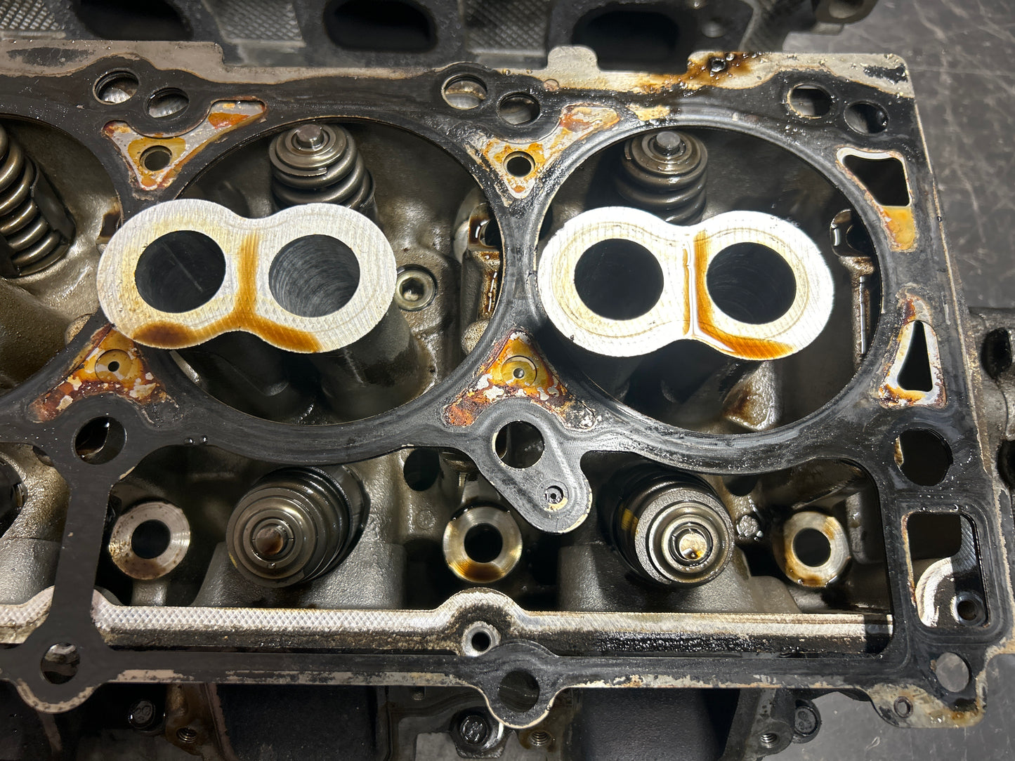 2005-2010 Chrysler 300C/Charger/Challenger 6.1L Hemi OEM Cylinder Heads Pair