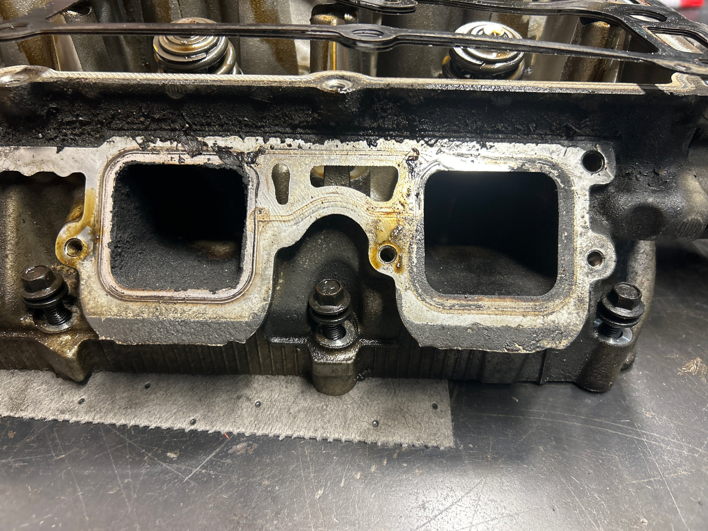 2005-2010 Chrysler 300C/Charger/Challenger 6.1L Hemi OEM Cylinder Heads Pair