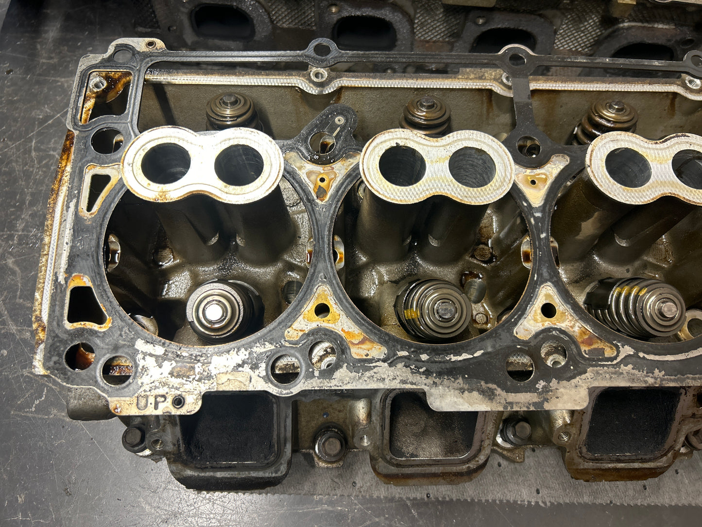 2005-2010 Chrysler 300C/Charger/Challenger 6.1L Hemi OEM Cylinder Heads Pair
