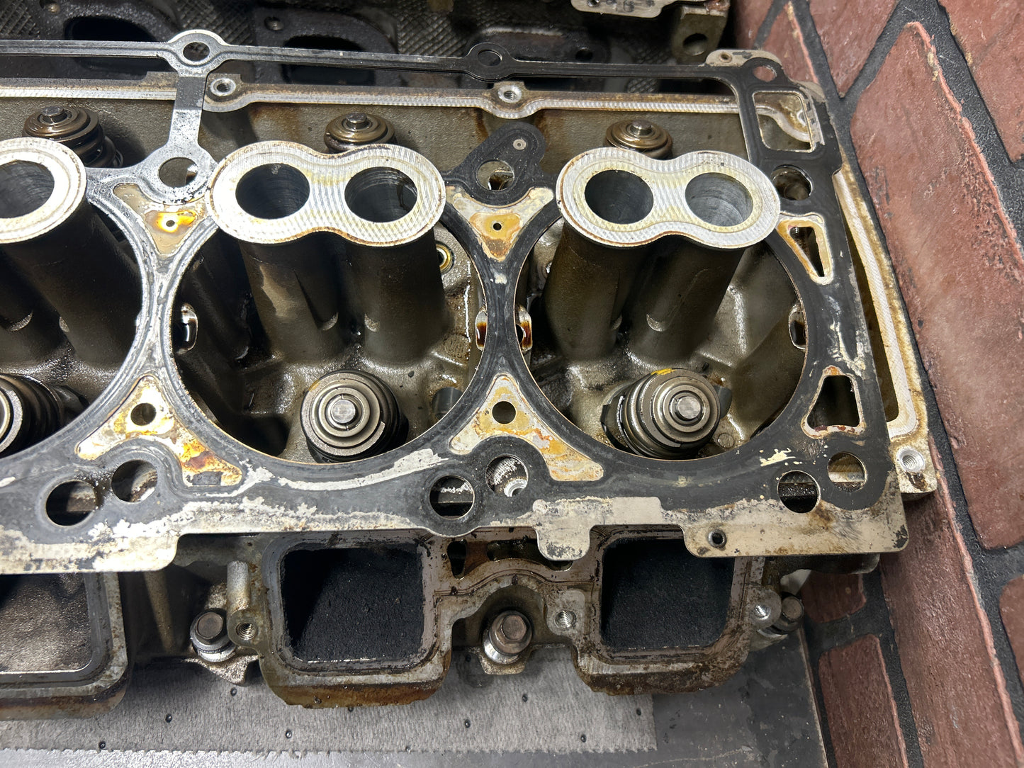 2005-2010 Chrysler 300C/Charger/Challenger 6.1L Hemi OEM Cylinder Heads Pair