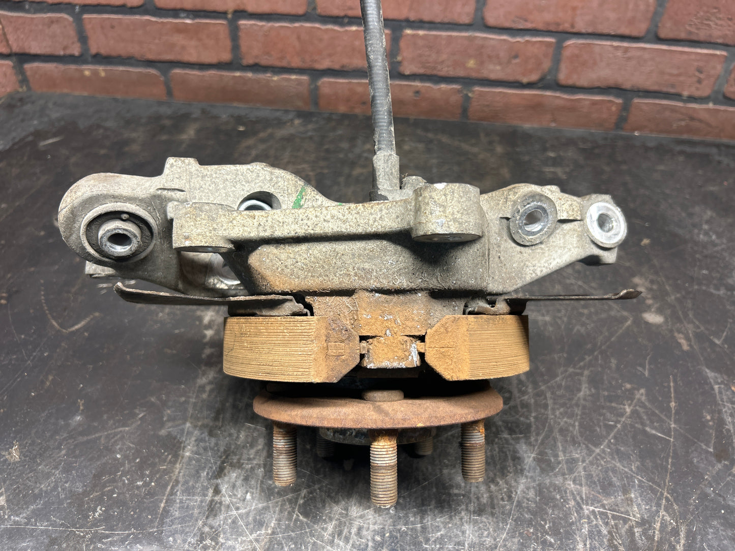2005-2010 Chrysler 300 SRT8 6.1l Rear Left Suspension Control Arms Spindle