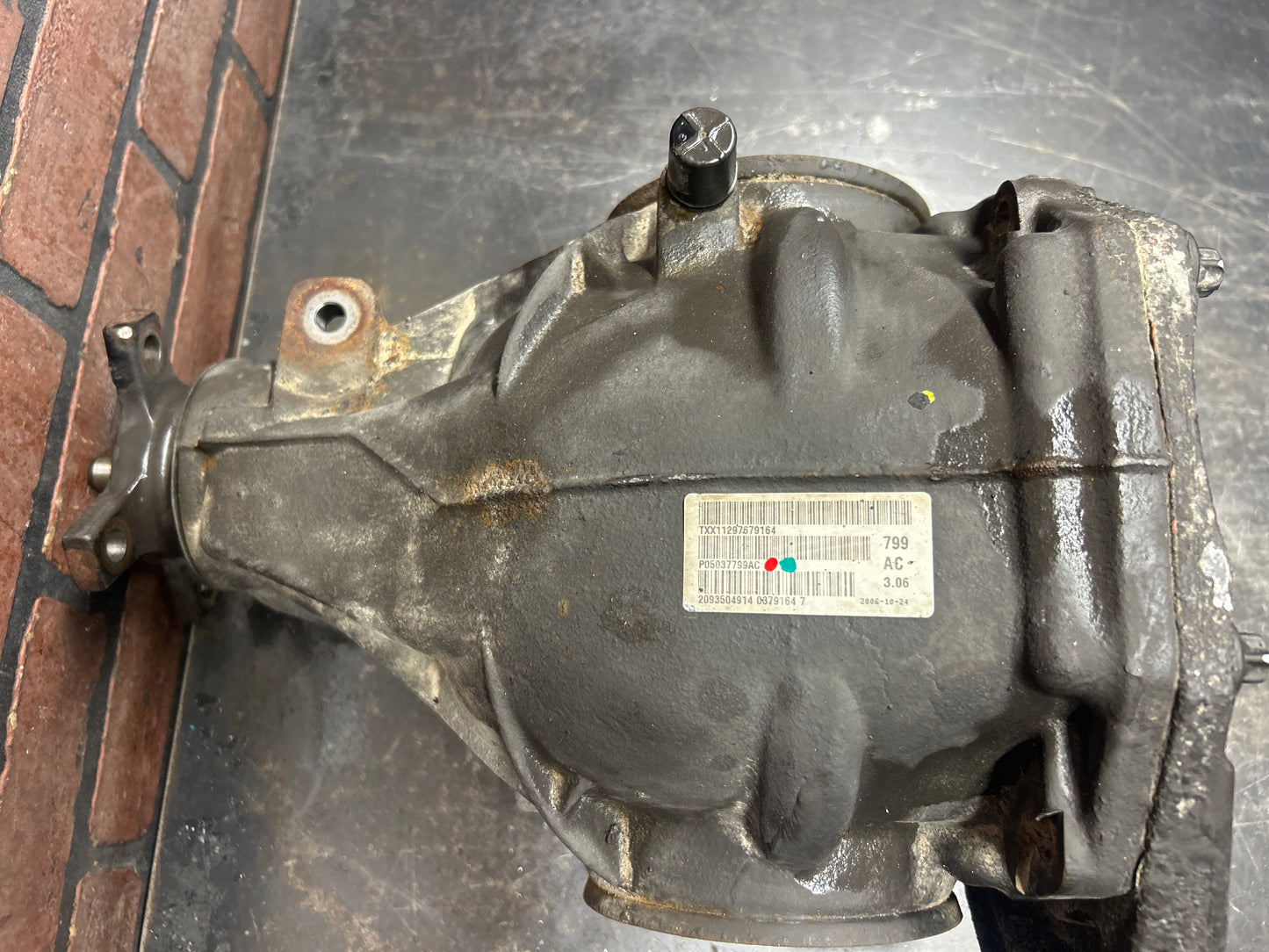 2005-2010 Chrysler 300C SRT8 6.1L 3.06 Rear Differential RWD OEM 05037799AC