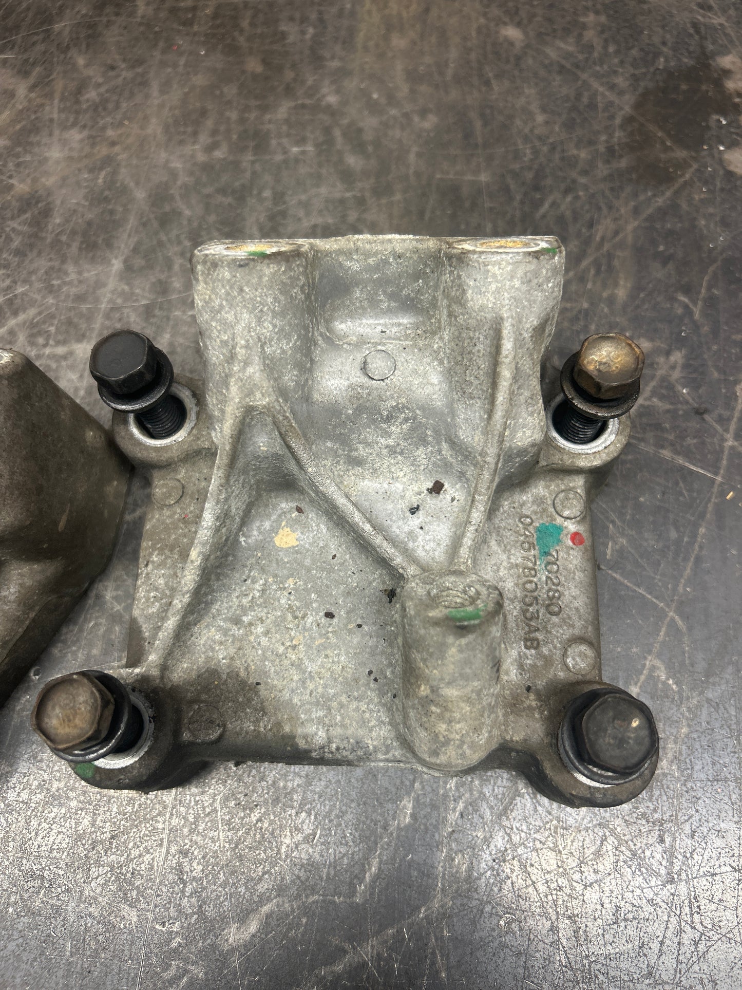 05-10 CHRYSLER 300C SRT8 6.1 5.7 LEFT  RIGHT SIDE ENGINE MOTOR MOUNT BRACKET OEM