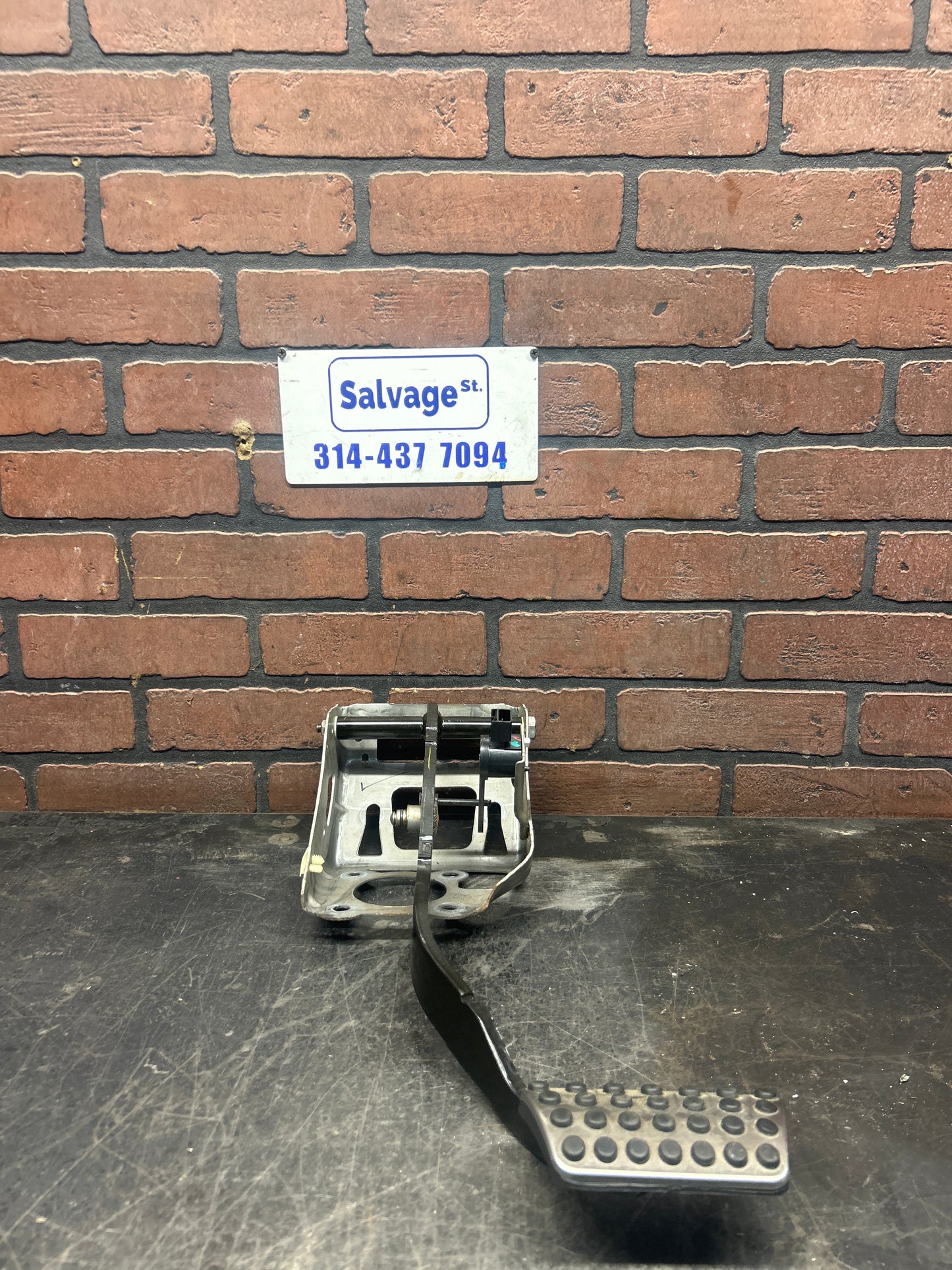 2015-2023 DODGE CHARGER SCAT PACK 392 BRAKE PEDAL ASSY AND BRACKET SUPPORT OEM