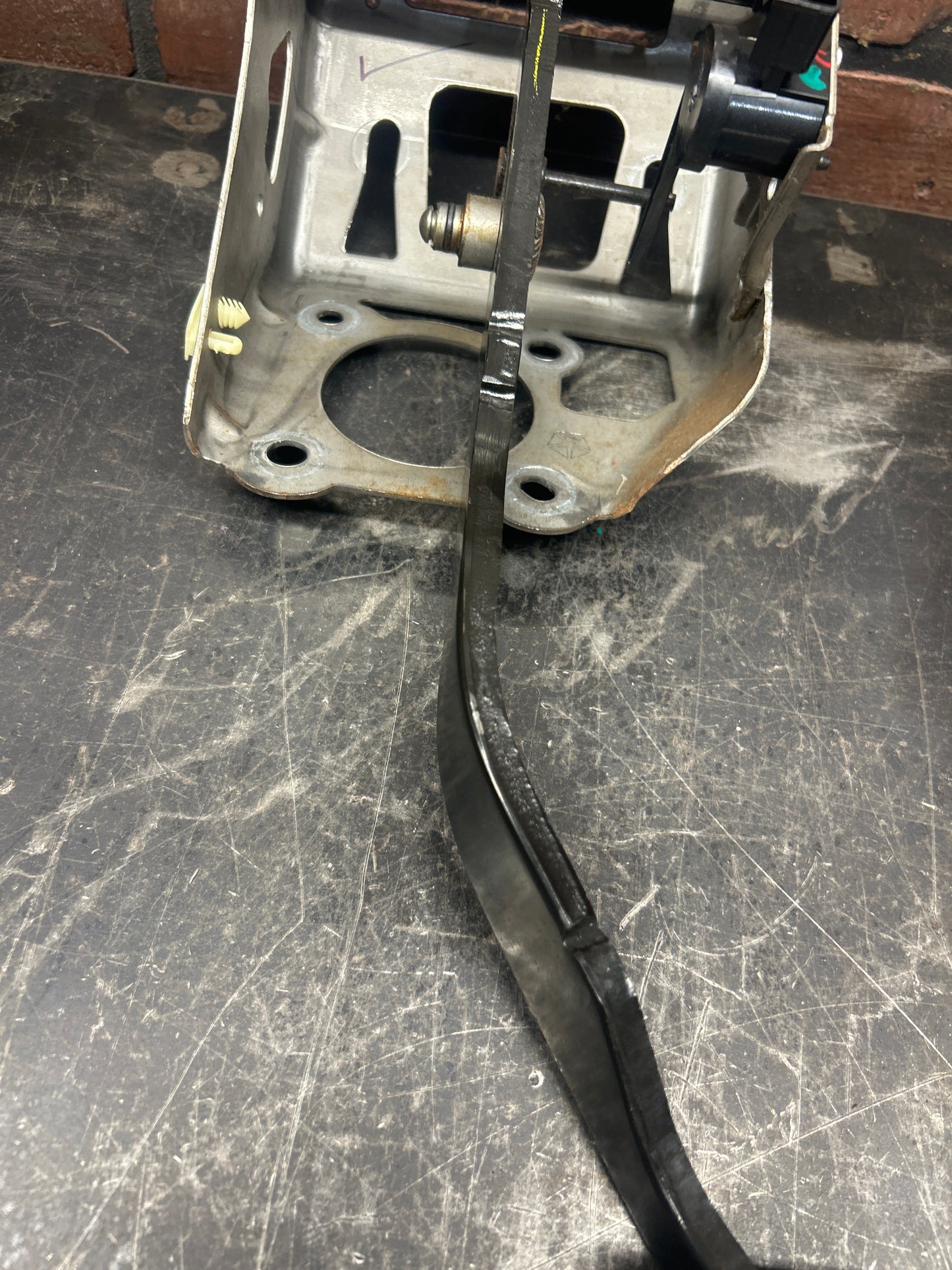 2015-2023 DODGE CHARGER SCAT PACK 392 BRAKE PEDAL ASSY AND BRACKET SUPPORT OEM