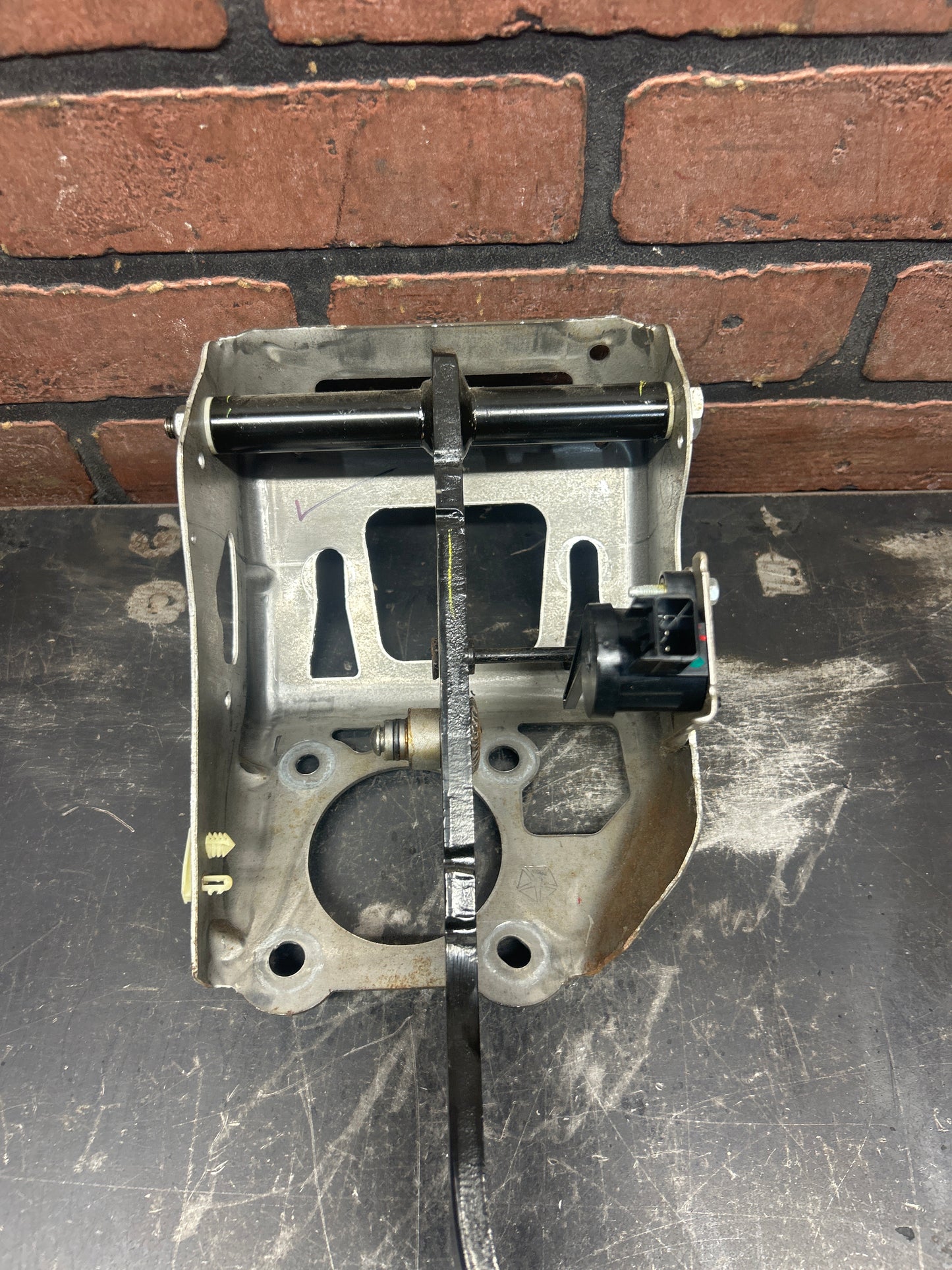 2015-2023 DODGE CHARGER SCAT PACK 392 BRAKE PEDAL ASSY AND BRACKET SUPPORT OEM
