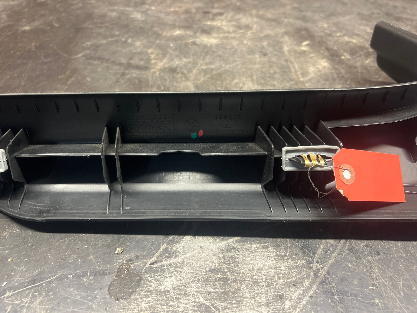 11-23 DODGE CHARGER FRONT RH RIGHT PASSENGER DOOR SILL SCUFF KICK PANEL OEM