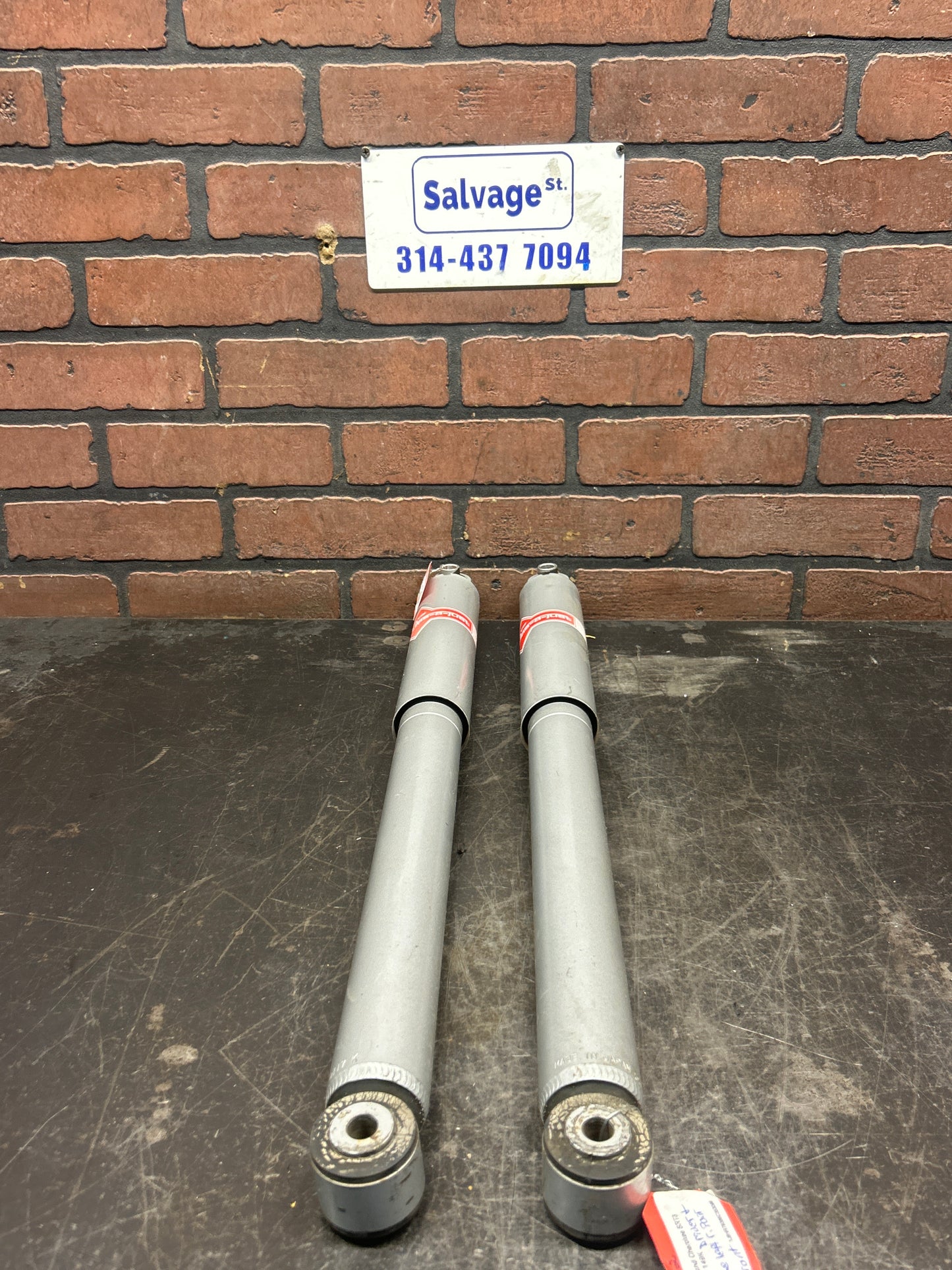 2005-2010 Jeep Grand Cherokee SRT8 KYB Rear Struts 554377