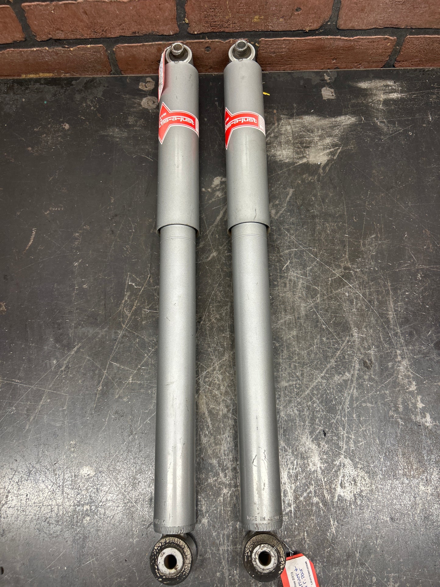 2005-2010 Jeep Grand Cherokee SRT8 KYB Rear Struts 554377