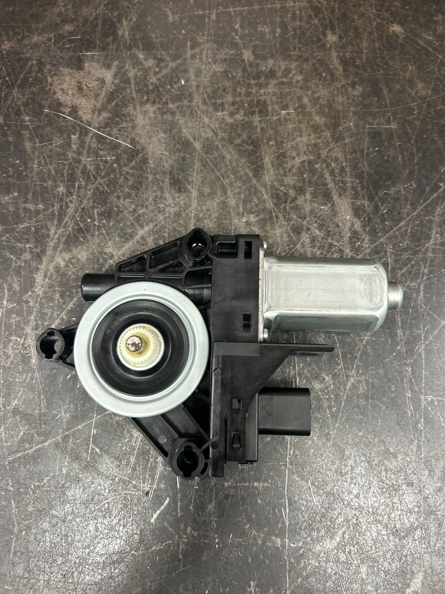 2014-2023 JEEP CHEROKEE FRONT RIGHT DOOR WINDOW REGULATOR MOTOR OEM