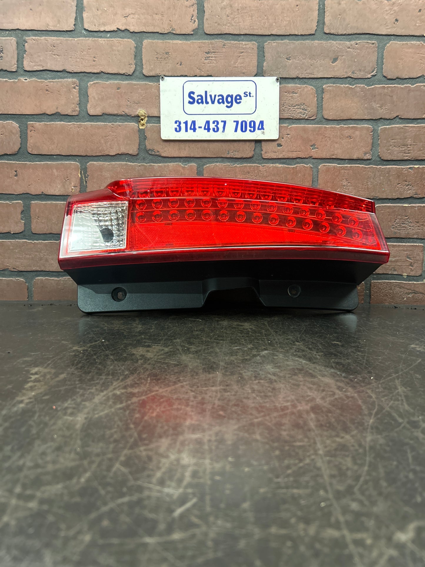 2007-2014 CADILLAC ESCALADE ESV OEM Driver Left Rear Taillight LED 30249262